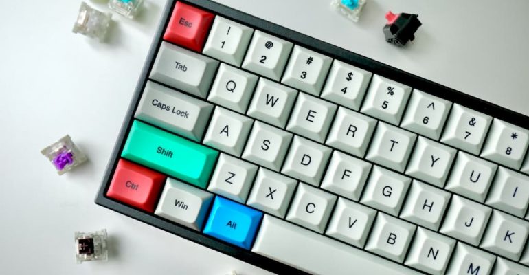 Cara Membersihkan Keyboard Komputer dengan Benar