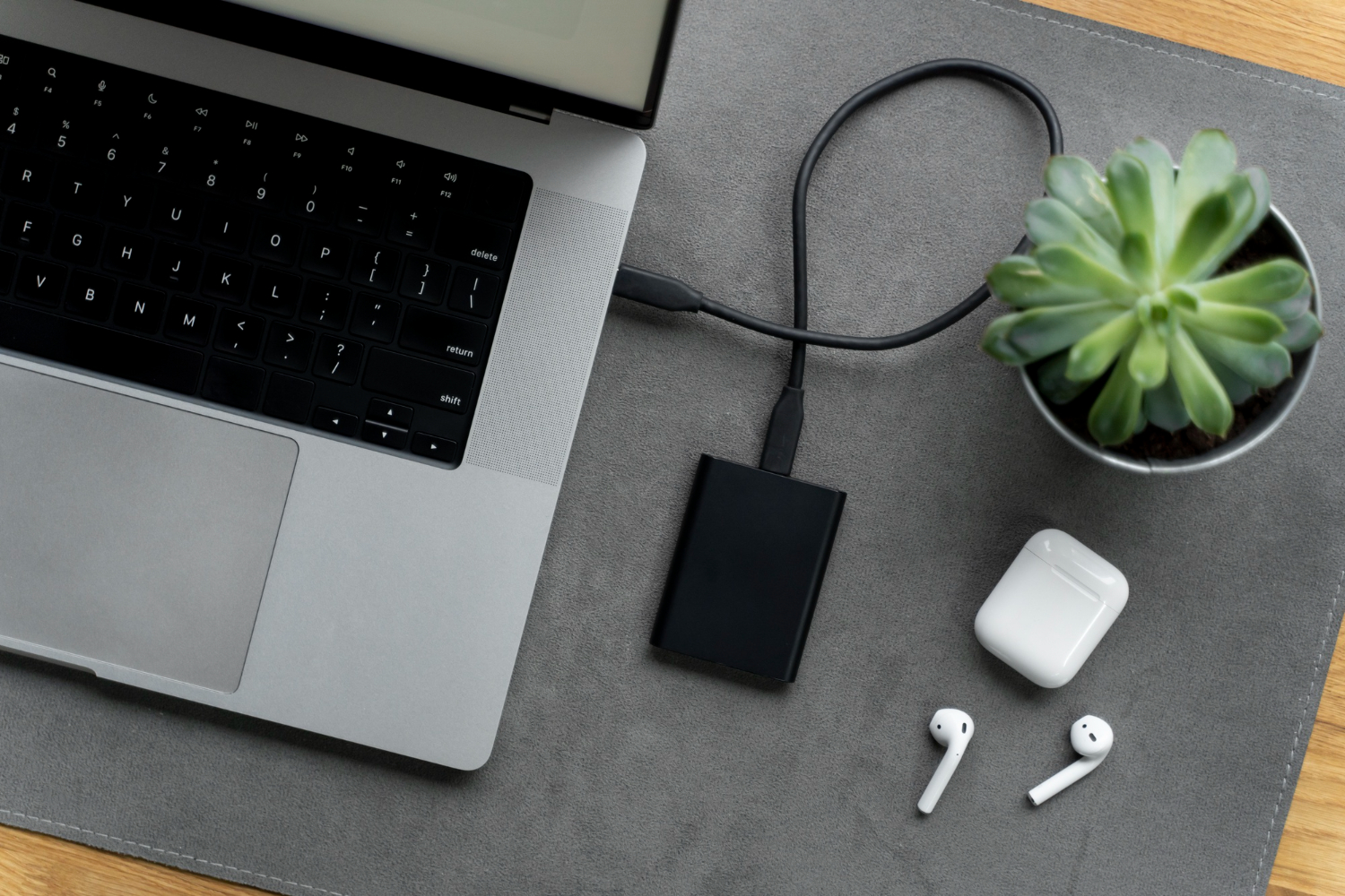 UPS Mini atau Power Bank Laptop,