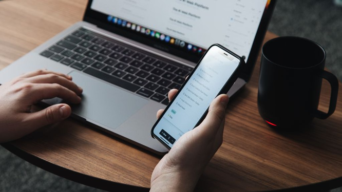 Bandingkan Kabel vs Cloud vs AirDrop
